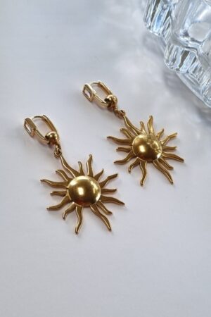 עגילי חישוק שמש עם סוגר - צילום תקריב