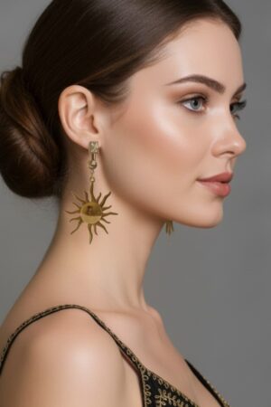עגילי חישוק שמש בציפוי זהב על דוגמנית
