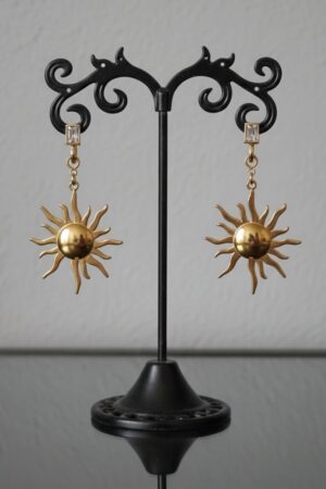 עגילי חישוק שמש בציפוי זהב על סטנד