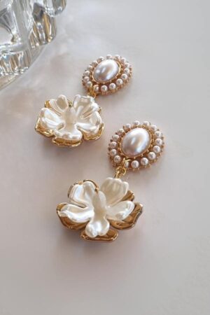 עגילי פרל פלר משובצי פנינים עם תליון פרח אקרילי מוזהב