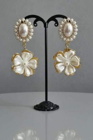 עגילי פרל פלר על סטנד תצוגה - קבושון פנינה ותליון פרח מוזהב