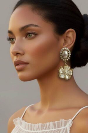 עגילי פרל פלר על הדוגמנית - עגילים עם פנינים ופרח אקרילי