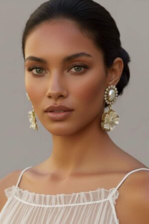 עגילי פרל פלר על הדוגמנית במבט קדמי - פרחים פנינים בציפוי זהב