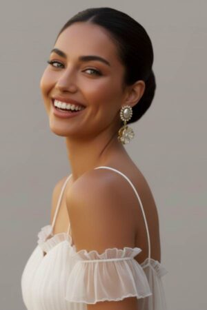 עגילי פרל פלר על הדוגמנית - קבושון פנינים ותליון פרח