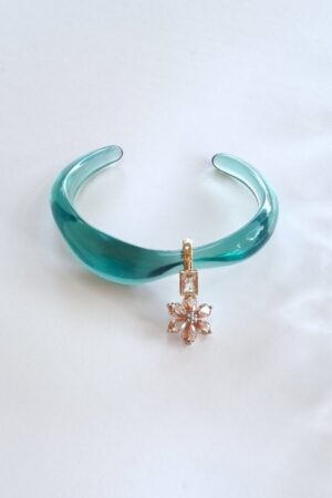 צמיד פתוח תכלת שקוף בתצוגת סטודיו עם תליון פרח קריסטלי