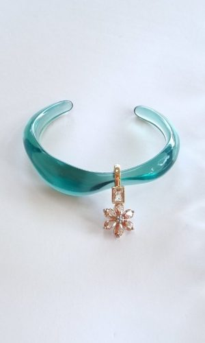 צמיד פתוח תכלת שקוף בתצוגת סטודיו עם תליון פרח קריסטלי